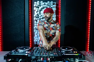 Disc-jockey (disque-jockey)