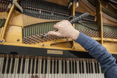 Accordeur de piano / Accordeuse de piano