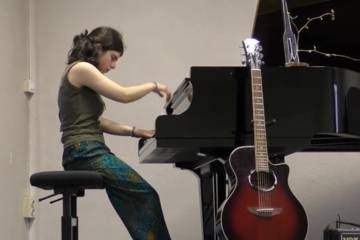 Jeune fille qui joue du piano