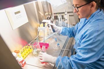 Expérimentation sur des cellules au sein du laboratoire Yposkesi