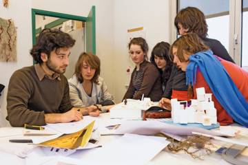 Tavail en groupe d'élèves en BTS design de mode option textile