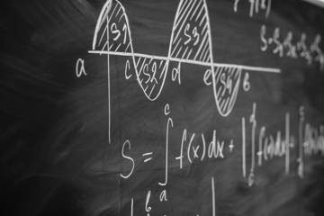 Tableau noir sur lequel sont inscrits des formules mathématiques